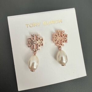 TORY BURCH• BRITTEN PEARL DROP EARRINGS - ROSE GOLD